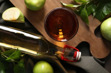 Lezzetli elma şırası ile düz bir kompozisyon.