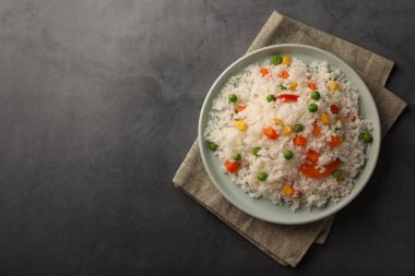 Gri masada sebzeli leziz pirinç, üst manzara. Metin için boşluk