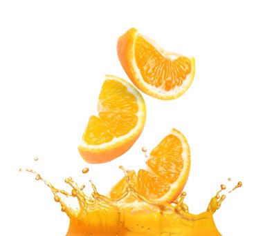 Beyaz arka planda portakalın limon suyuna düşmesi