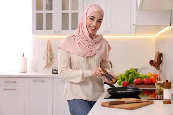 Mulher Muçulmana Cozinhar Prato Delicioso Com Legumes Fogão Cozinha — Fotografia de Stock