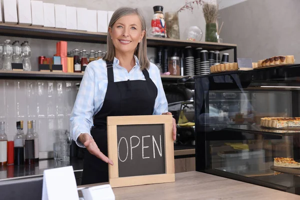 Happy Obchodní Majitel Drží Otevřenou Ceduli Pokladní Stůl Její Kavárně — Stock fotografie
