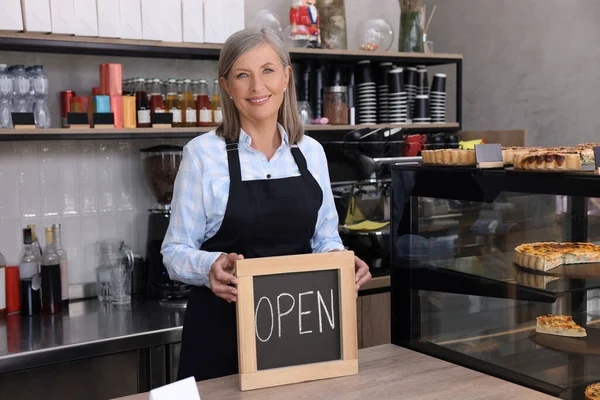 Happy Obchodní Majitel Drží Otevřenou Ceduli Pokladní Stůl Její Kavárně — Stock fotografie