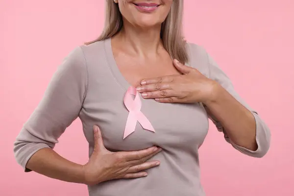 Kobieta Różową Wstążką Kolor Tła Zbliżenie Świadomości Raka Piersi — Zdjęcie stockowe