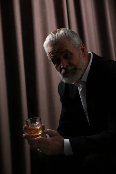 Resmi Takım Elbiseli Kıdemli Bir Adam Elinde Bir Bardak Viski — Stok fotoğraf