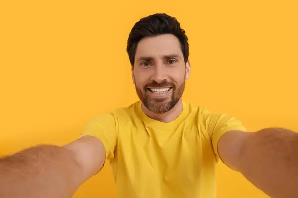 Χαμογελαστή Άνθρωπος Λήψη Selfie Κίτρινο Φόντο — Φωτογραφία Αρχείου