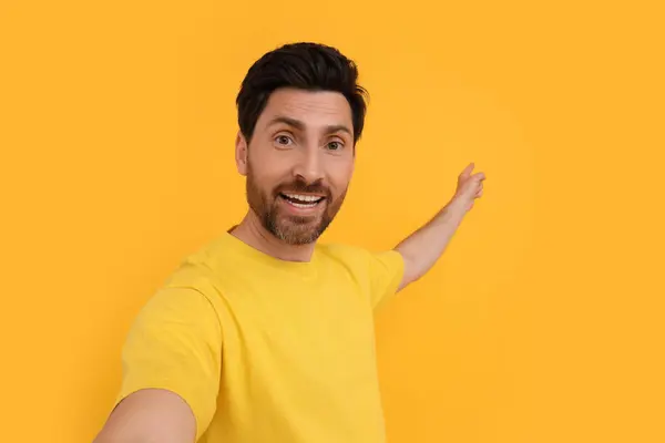 Χαμογελαστός Άντρας Που Βγάζει Selfie Κίτρινο Φόντο Χώρος Για Κείμενο — Φωτογραφία Αρχείου