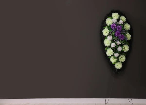 Trauerkranz Aus Plastikblumen Hängt Dunkelgrauer Wand Platz Für Text — Stockfoto