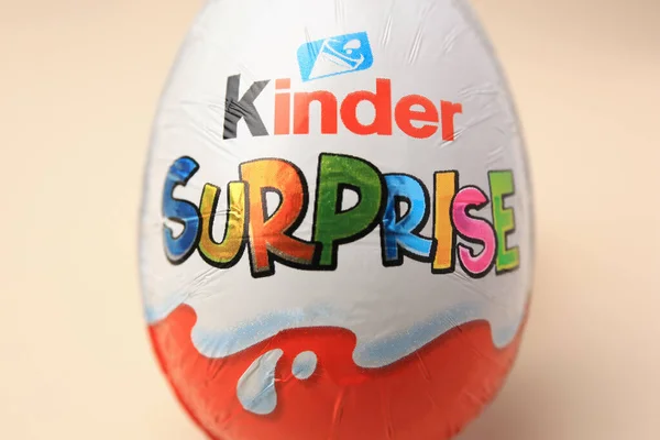 Slynchev Bryag Bułgaria Maja 2023 Kinder Surprise Egg Beżowym Tle — Zdjęcie stockowe