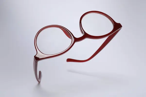 Κομψό Ζευγάρι Γυαλιά Ανοιχτό Γκρι Φόντο — Φωτογραφία Αρχείου