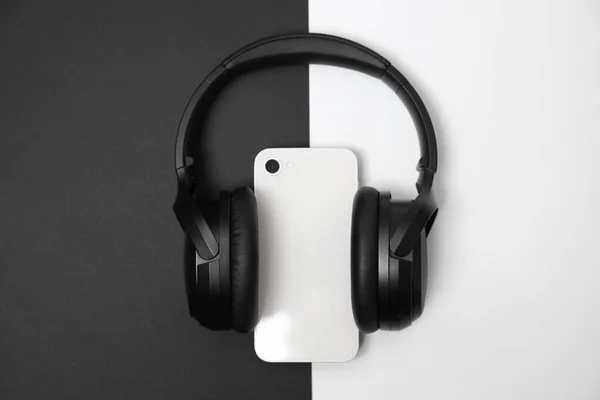 Moderne Drahtlose Kopfhörer Und Smartphone Auf Farbigem Hintergrund Draufsicht — Stockfoto