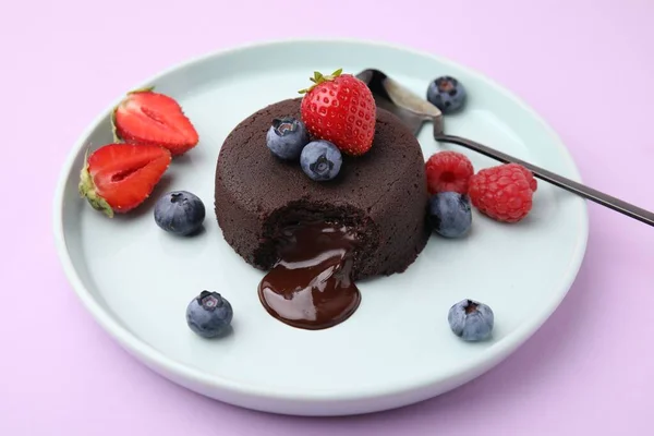 Plate Delicious Chocolate Fondant Berries Violet Table — Stock Photo, Image