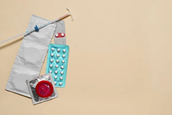 Scelta Della Contraccezione Pillole Preservativi Dispositivo Intrauterino Sfondo Beige Posa — Foto Stock