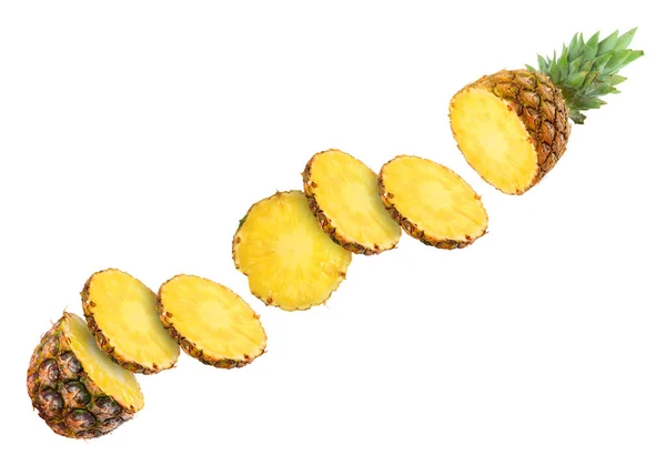 Kawałki Soczystego Ananasa Lecące Między Jego Górną Dolną Częścią Białym — Zdjęcie stockowe