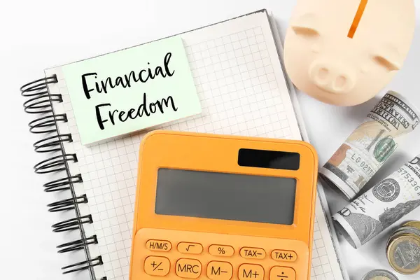 Caderno Com Palavras Financial Freedom Piggy Bank Dólares Calculadora Mesa — Fotografia de Stock
