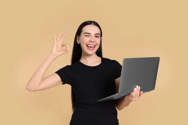 Boldog Laptoppal Kacsintott Mutatja Rendben Gesztus Bézs Háttér — Stock Fotó