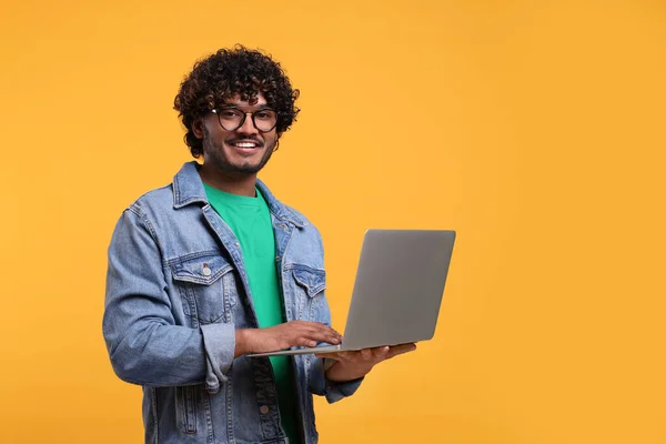 Hombre Sonriente Con Portátil Sobre Fondo Amarillo Espacio Para Texto — Foto de Stock
