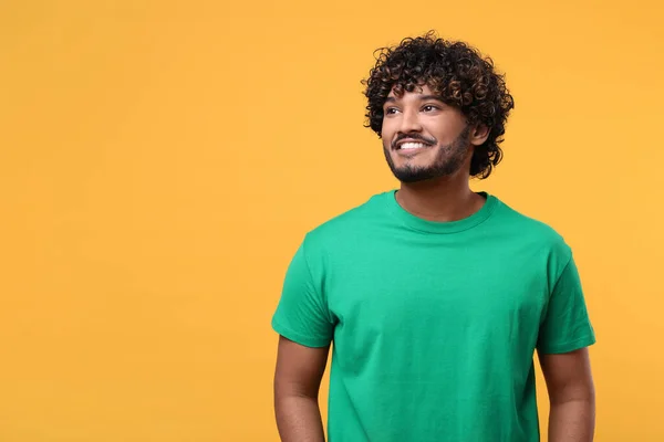 Hombre Guapo Sonriente Sobre Fondo Amarillo Espacio Para Texto — Foto de Stock