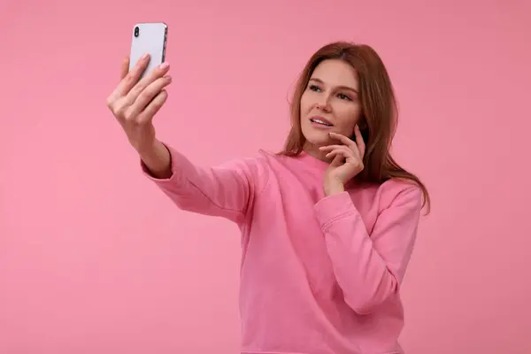 Όμορφη Γυναίκα Που Παίρνει Selfie Ροζ Φόντο — Φωτογραφία Αρχείου