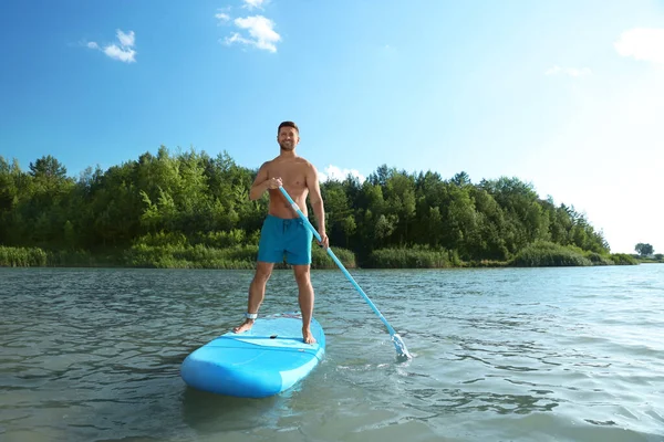 Imbarco Uomo Paddle Sulla Sup Board Nel Fiume — Foto Stock