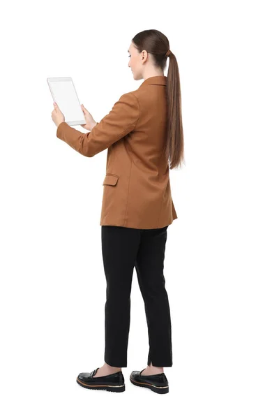 白い背景に空白のスクリーンが付いているタブレットを保持している女性 — ストック写真