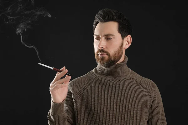 Uomo Che Utilizza Portasigarette Fumare Sfondo Nero — Foto Stock
