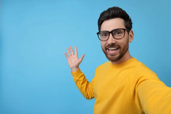 Usmívající Muž Selfie Světle Modrém Pozadí Prostor Pro Text — Stock fotografie