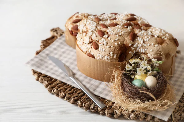 Köstlicher Italienischer Ostertaubenkuchen Colomba Pasqua Und Dekorative Eier Auf Weißem — Stockfoto