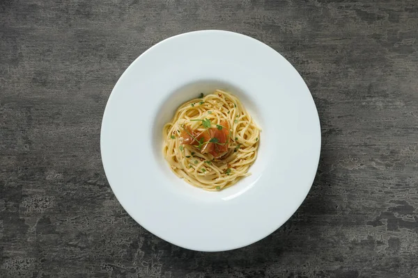 Lekkere Spaghetti Met Prosciutto Microgreens Grijze Getextureerde Tafel Bovenaanzicht Exquise — Stockfoto