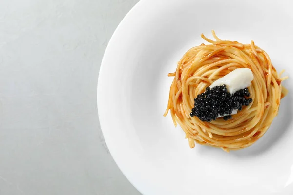 Lekkere Spaghetti Met Tomatensaus Zwarte Kaviaar Lichtgrijze Tafel Bovenaanzicht Exquise — Stockfoto