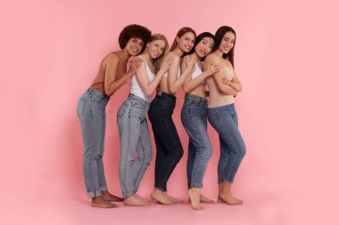 Pembe arka planda bir grup güzel genç kadın.