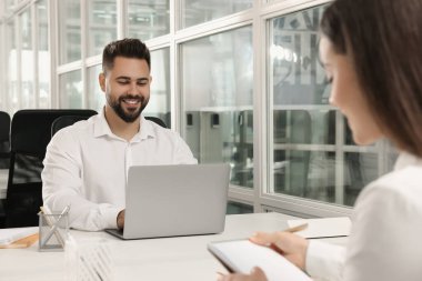 Meslektaşlar açık planlama ofisinde birlikte çalışıyorlar