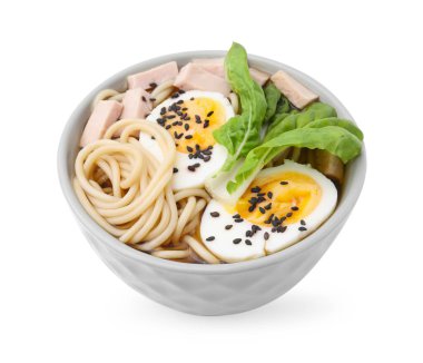 Beyaza izole edilmiş et ve yumurtalı bir kase lezzetli ramen. Erişte çorbası.