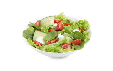 Marullu, domatesli ve beyaz üzerine izole edilmiş ıspanaklı lezzetli salata.