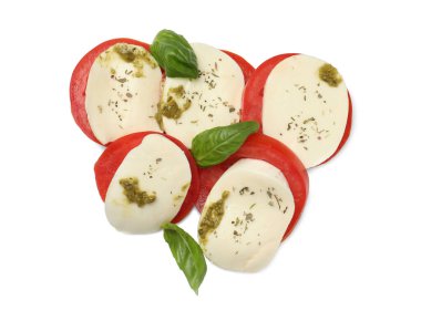 Mozarella, domates, fesleğen ve pesto soslu, beyaz üzerine izole edilmiş Caprese salatası.