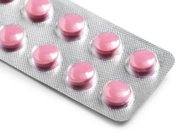 Kabarcıklardaki pembe haplar beyaza izole edilmiş.