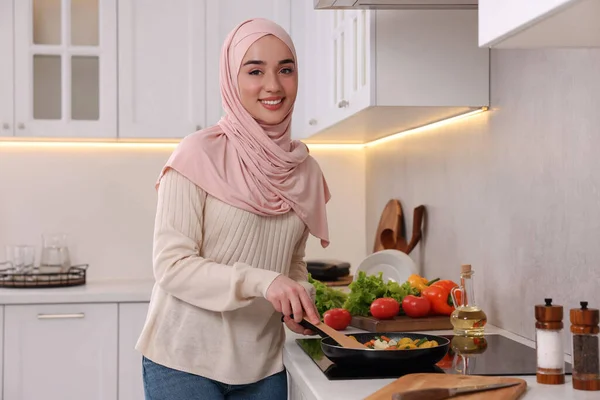 Muslimische Frau Kocht Leckeres Gericht Mit Gemüse Auf Kochplatte Küche — Stockfoto