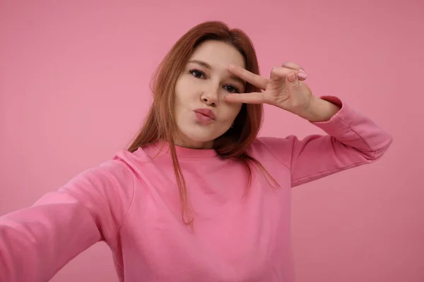 Beautiful Woman Taking Selfie Pink Background — Stock Photo, Image