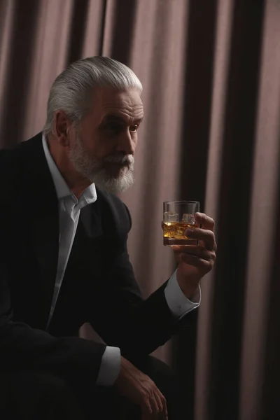 Senior Man Formell Kostym Håller Glas Whisky Med Isbitar Brun — Stockfoto