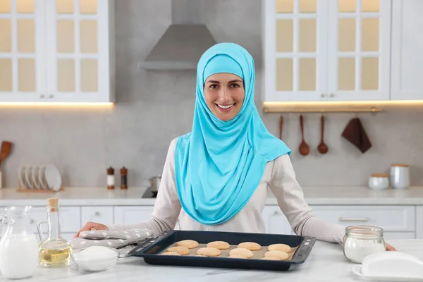 Retrato Mulher Muçulmana Perto Bandeja Com Biscoitos Mesa Branca Cozinha — Fotografia de Stock