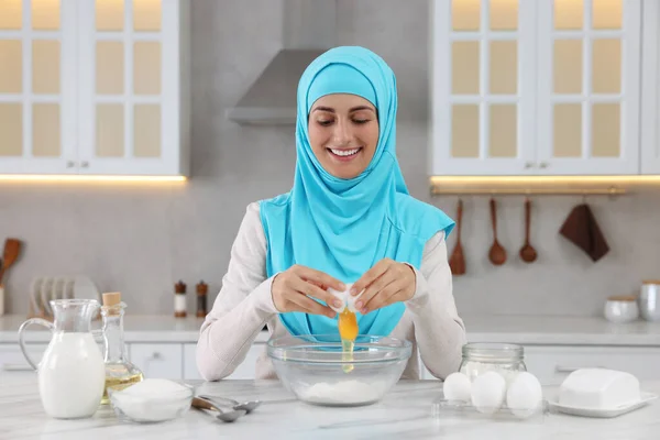 Muslimische Frau Macht Teig Weißem Tisch Küche — Stockfoto