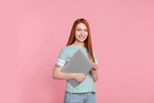 Mosolygó Fiatal Laptop Rózsaszín Háttér — Stock Fotó