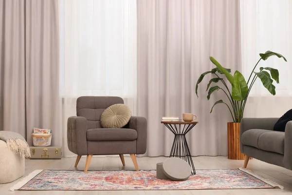 客厅里有时髦的灰色扶手椅和小桌子 室内设计 — 图库照片