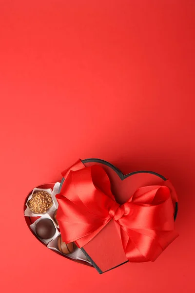 心形盒 红桌上有美味的巧克力糖果 顶部尽收眼底 案文的篇幅 — 图库照片