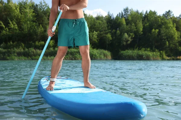 川のSupボードに搭乗する男パドル クローズアップ — ストック写真