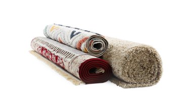 Beyaz arka planda yuvarlanmış halılar. İç öge