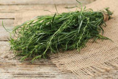 Tahta masadaki taze tarhun sürüsü, yakın plan.