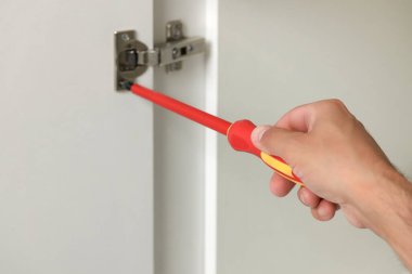 Mobilya montajı yapan tornavidalı adam, yakın çekim görüntüsü