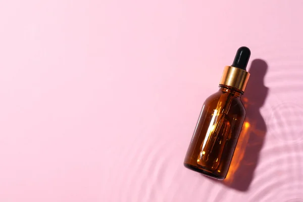 Fles Cosmetische Olie Water Roze Achtergrond Bovenaanzicht Ruimte Voor Tekst — Stockfoto