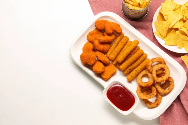 Smaklig Ketchup Och Olika Snacks Vitt Bord Platt Ligg Plats — Stockfoto