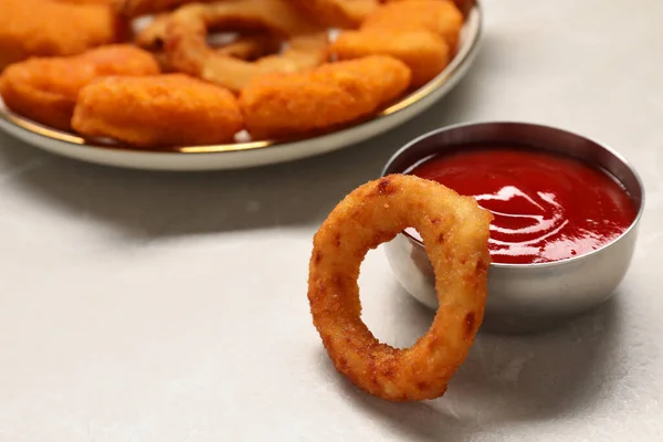 Lekkere Gebakken Uienringen Ketchup Lichtgrijze Marmeren Tafel Close Ruimte Voor — Stockfoto
